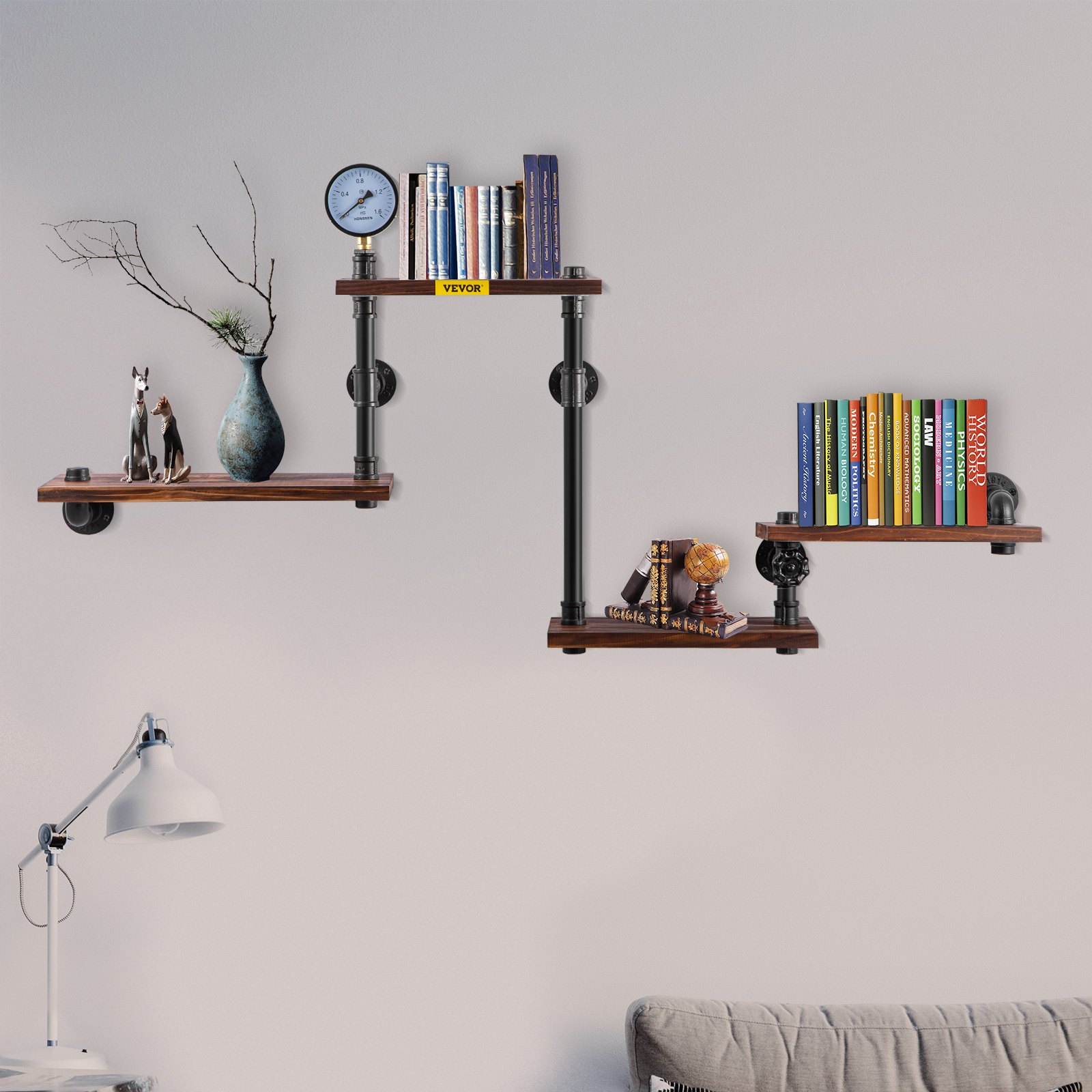 Estantería industrial VEVOR con libros, jarrón y decoración sobre una pared gris.