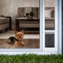 VEVOR Puerta Corrediza de Vidrio con Entrada para Perros, Altura Ajustable, Puerta para Mascota 20,6 x 13,3 cm, Compatible con Perros Pequeños, Marco de Aluminio, para Patio Balcón Terraza, Blanco