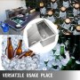 Cocina al aire libre con hielera VEVOR rodeada de bebidas heladas y cervezas.