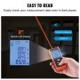 Medidor láser VEVOR con pantalla LCD retroiluminada de 2&quot; que muestra lecturas de medición, realizadas en una habitación oscura.