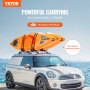 El portaequipajes para kayak VEVOR monta dos kayaks naranjas en un Mini Cooper blanco estacionado junto al mar.