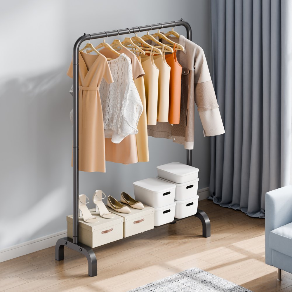 Perchero VEVOR con prendas de color beige colgadas, cajas de almacenamiento y zapatos en una habitación minimalista.