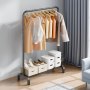 Perchero VEVOR con prendas de color beige colgadas, cajas de almacenamiento y zapatos en una habitación minimalista.