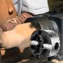 Mandril de torneado de madera VEVOR en acción, sujetando una pieza de madera en un torno.
