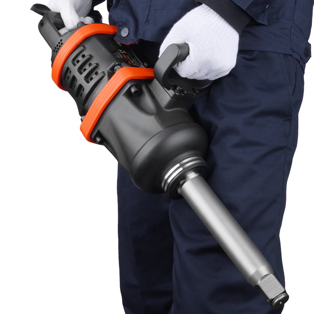 Trabajador sosteniendo una llave de impacto neumática VEVOR con detalles en naranja y guantes blancos.