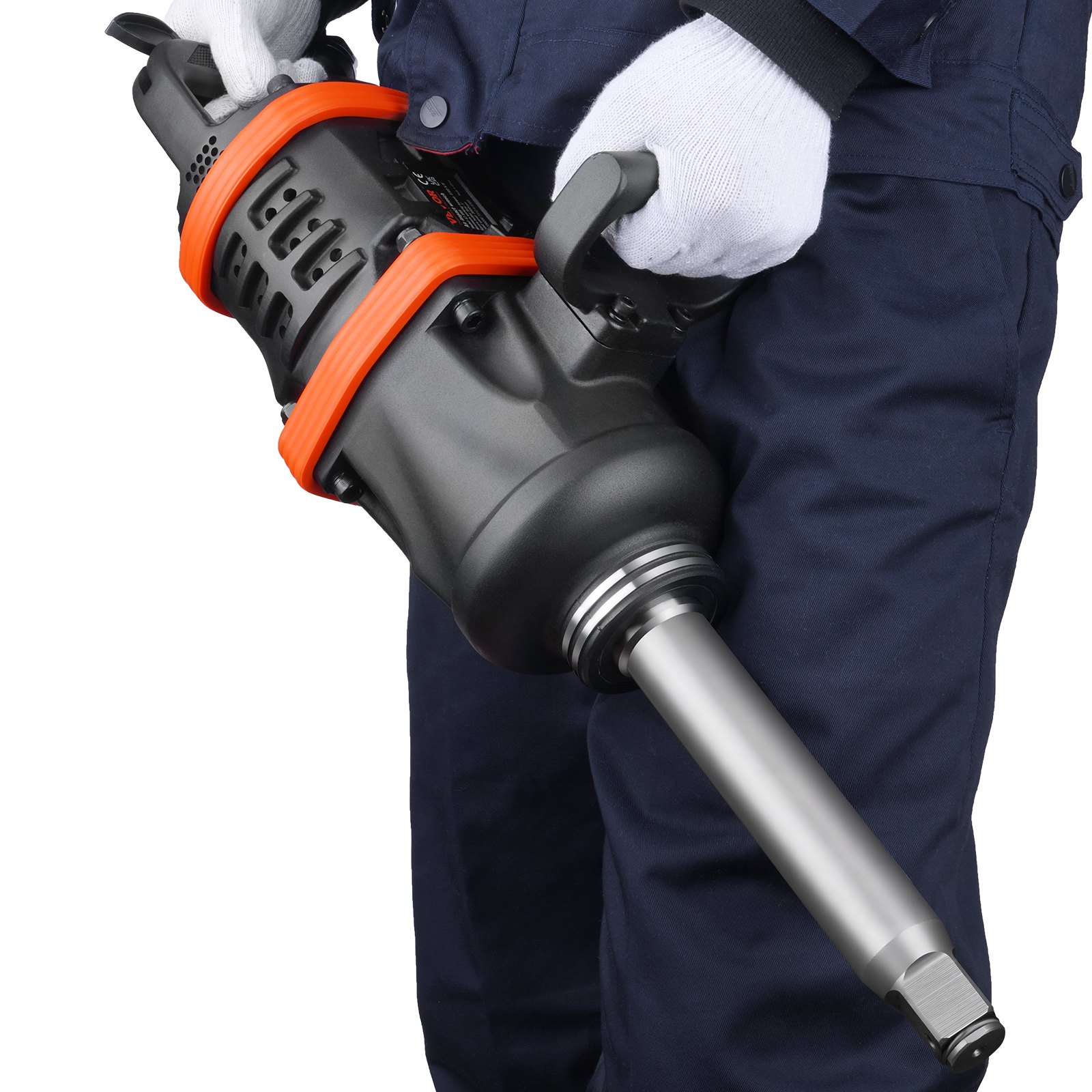 Trabajador sosteniendo una llave de impacto neumática VEVOR con detalles en naranja y guantes blancos.