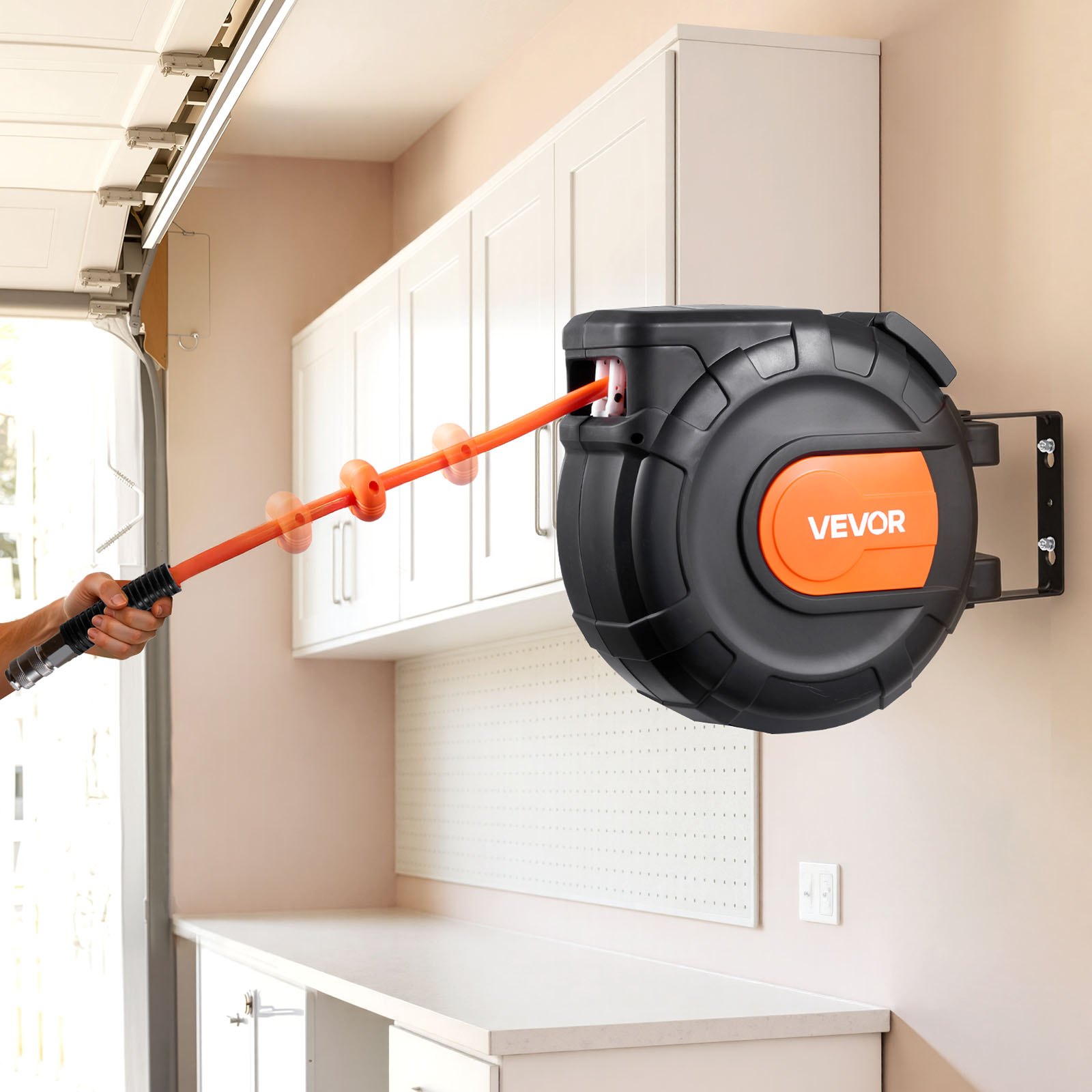 VEVOR Carrete de Manguera de Aire Retráctil 20 m x 9,5 mm, Manguera para Compresor de Aire Presión Máxima de 300 PSI, con Entrada de 2 m, Montaje en Techo o Pared Giratorio de 180°, para Garaje