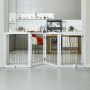 Puerta para perros independiente VEVOR, 32" de alto x 96,5" de ancho, puerta para mascotas independiente, puerta para perros plegable de 4 paneles para pasillos anchos y estrechos, barrera para perros expandible con soporte silencioso para pies para interiores, color blanco