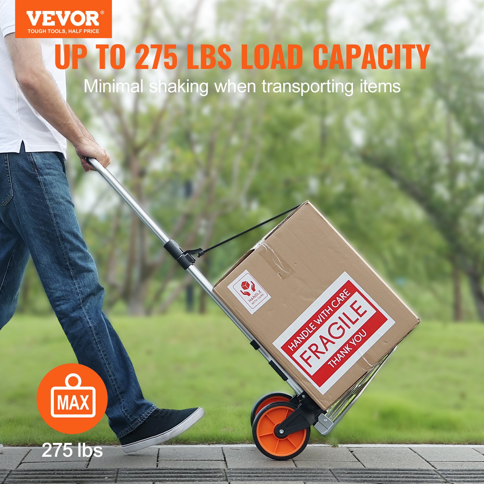 Persona que transporta una caja frágil en una carretilla manual plegable VEVOR con una capacidad de carga de hasta 275 libras.
