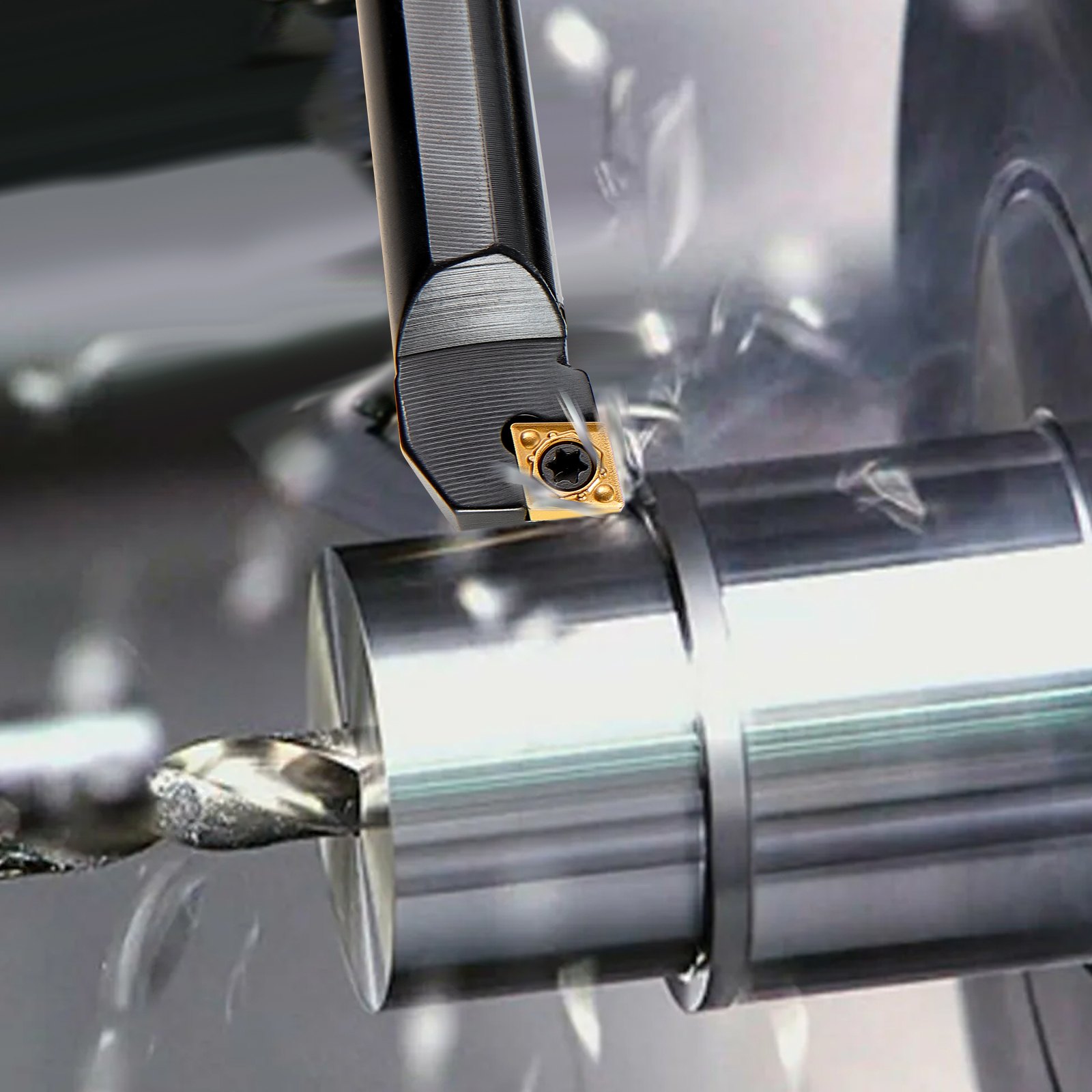 Portaherramientas de torneado de torno VEVOR que mecaniza un cilindro de metal con virutas de corte despedidas.