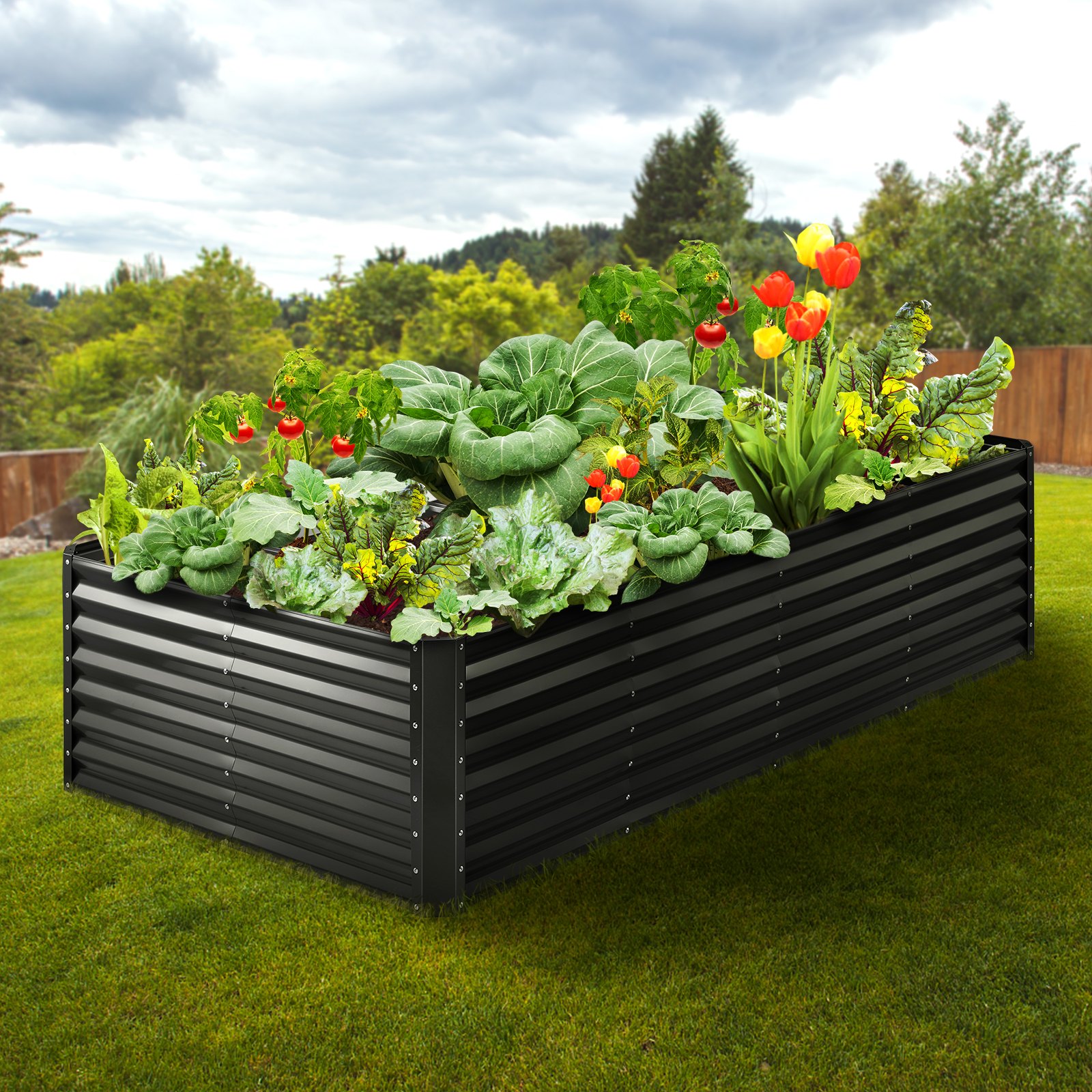 Cama de jardín VEVOR con exuberantes vegetales y flores vibrantes en un exuberante entorno de patio trasero.
