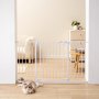 Puerta para bebés VEVOR con accesorios de montaje que incluyen tornillos, pernos y copas de pared para una instalación segura.
