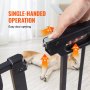 operar la puerta para bebés VEVOR con una sola mano fácilmente mientras un perro duerme en el piso.
