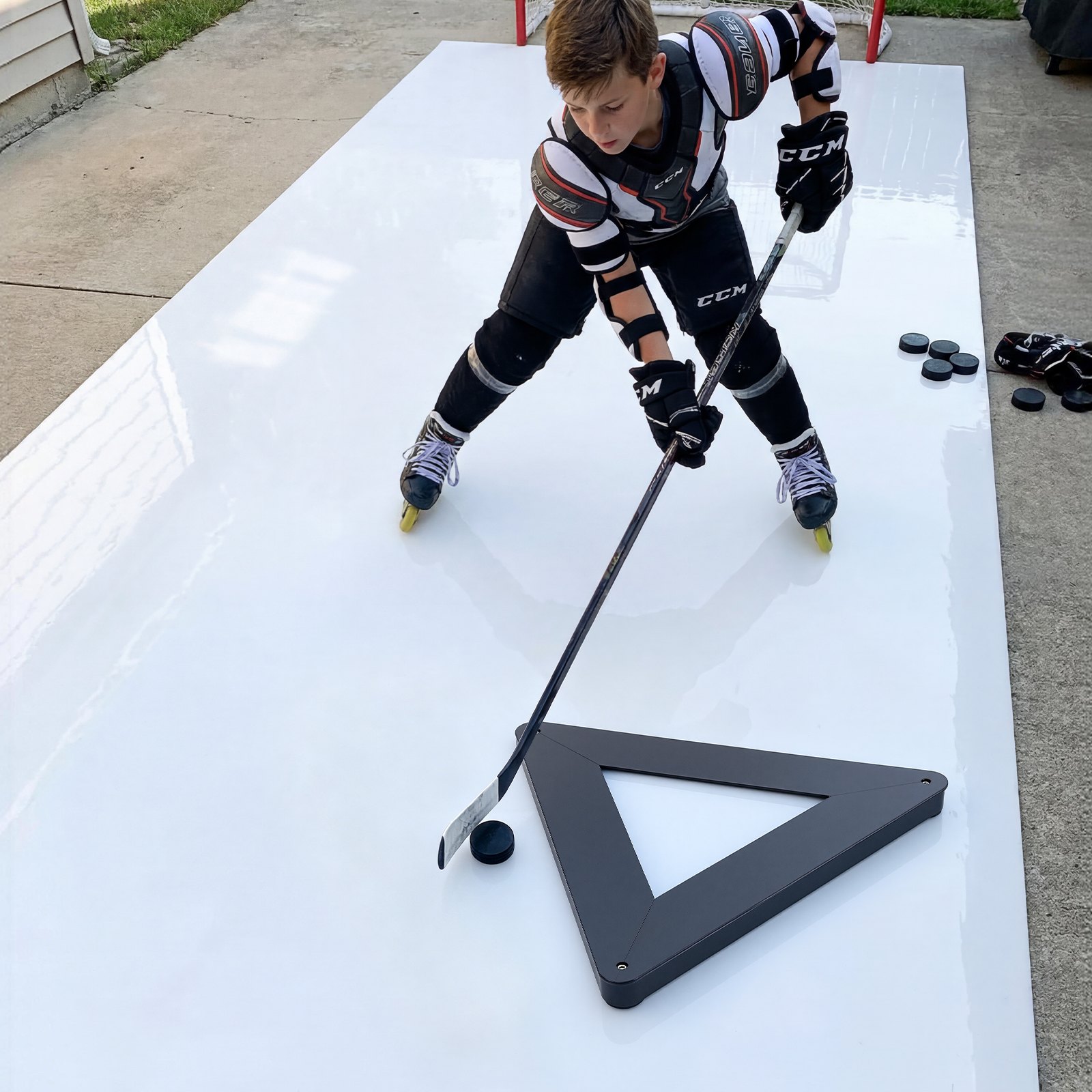 VEVOR Entrenador de Hockey Triangular de Metal Equipo Portátil 64,3 cm, Reboteador Multiángulo de Alta Resistencia, Para Dentro y Fuera del Hielo, Para Mejorar Control del Disco y el Tiro, Negro