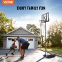 Padre e hijo jugando al baloncesto frente a un garaje con un aro de baloncesto VEVOR en un día soleado.