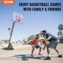 Configuración de aro de baloncesto VEVOR con dos jugadores disfrutando de un juego al aire libre cerca de palmeras y edificios.