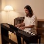VEVOR Piano Digital 88 Teclas de Tamaño Completo Teclado Semipesado, 600 Tonos y Ritmos, Pantalla LED, con Pedal, Conector para Auriculares, USB/MIDI, Atril para Partituras, para Principiantes, Negro