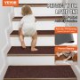 Niño subiendo escaleras con peldaños de escalera VEVOR, destacando el respaldo de TPR antideslizante para un agarre superior.