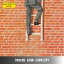 Persona subiendo escalera de salida VEVOR sobre pared de ladrillos, capacidad de carga de 300 libras.