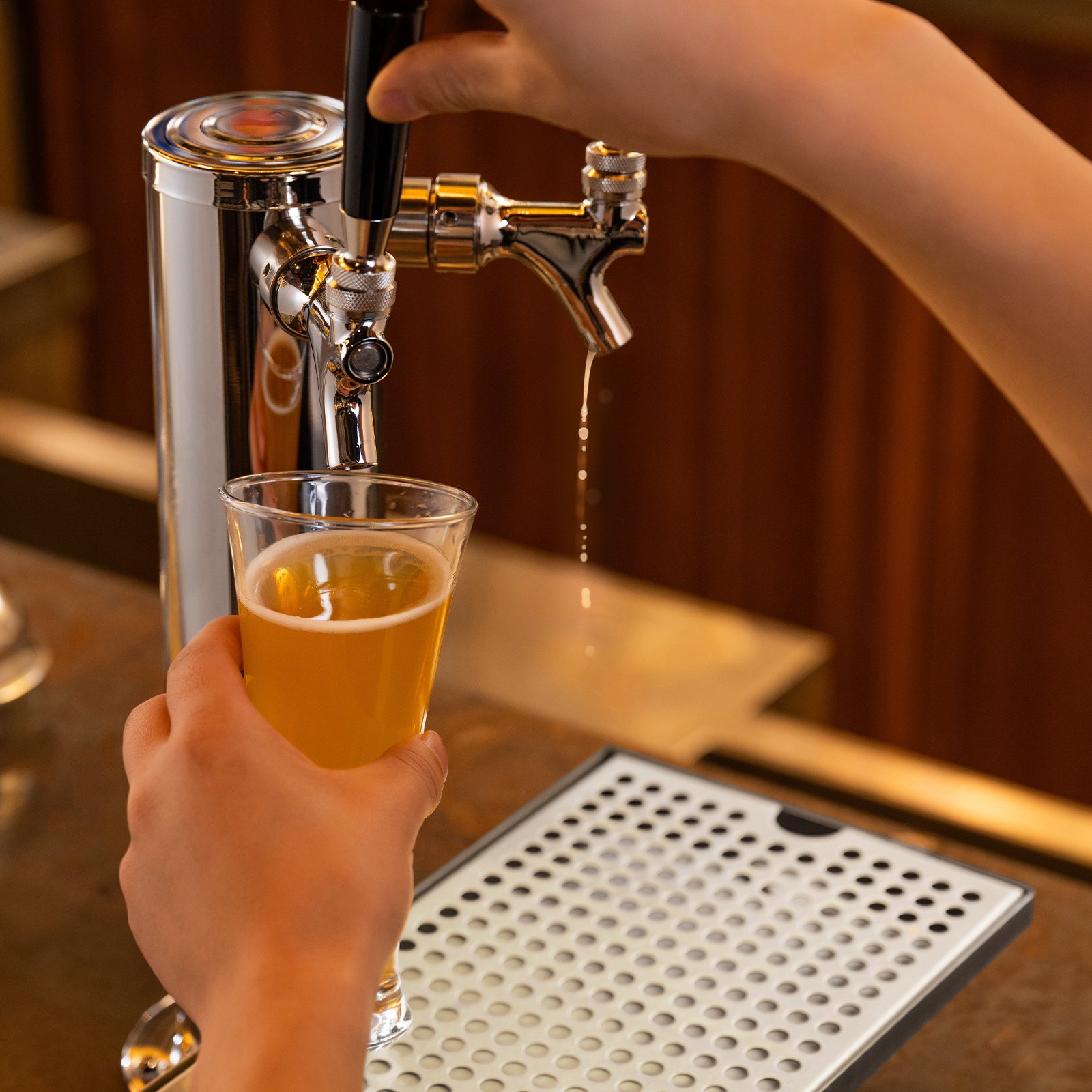 VEVOR Bandeja de Goteo de Cerveza, Bandejas de Goteo de Acero Inoxidable 304 con 4 Almohadillas de Goma Antideslizantes y Cubierta Desmontable Resistente al Calor/Frío para Bar, Restaurante, Hogar