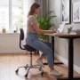 VEVOR Taburete Tipo Silla de Montar, Taburete de Trabajo con Ruedas y Respaldo, Soporta hasta 226,8 kg, Altura Ajustable de 55-71 cm, Asiento Ergonómico, Silla para Estética Oficina Clínica Taller