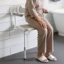 VEVOR Asiento de Ducha Abatible HDPE, Silla de Ducha Plegable Montaje en Pared con Respaldo, Reposabrazos y Patas Antideslizantes, Marco de Acero Inoxidable, Carga de 150 kg, para Adultos, Mayores