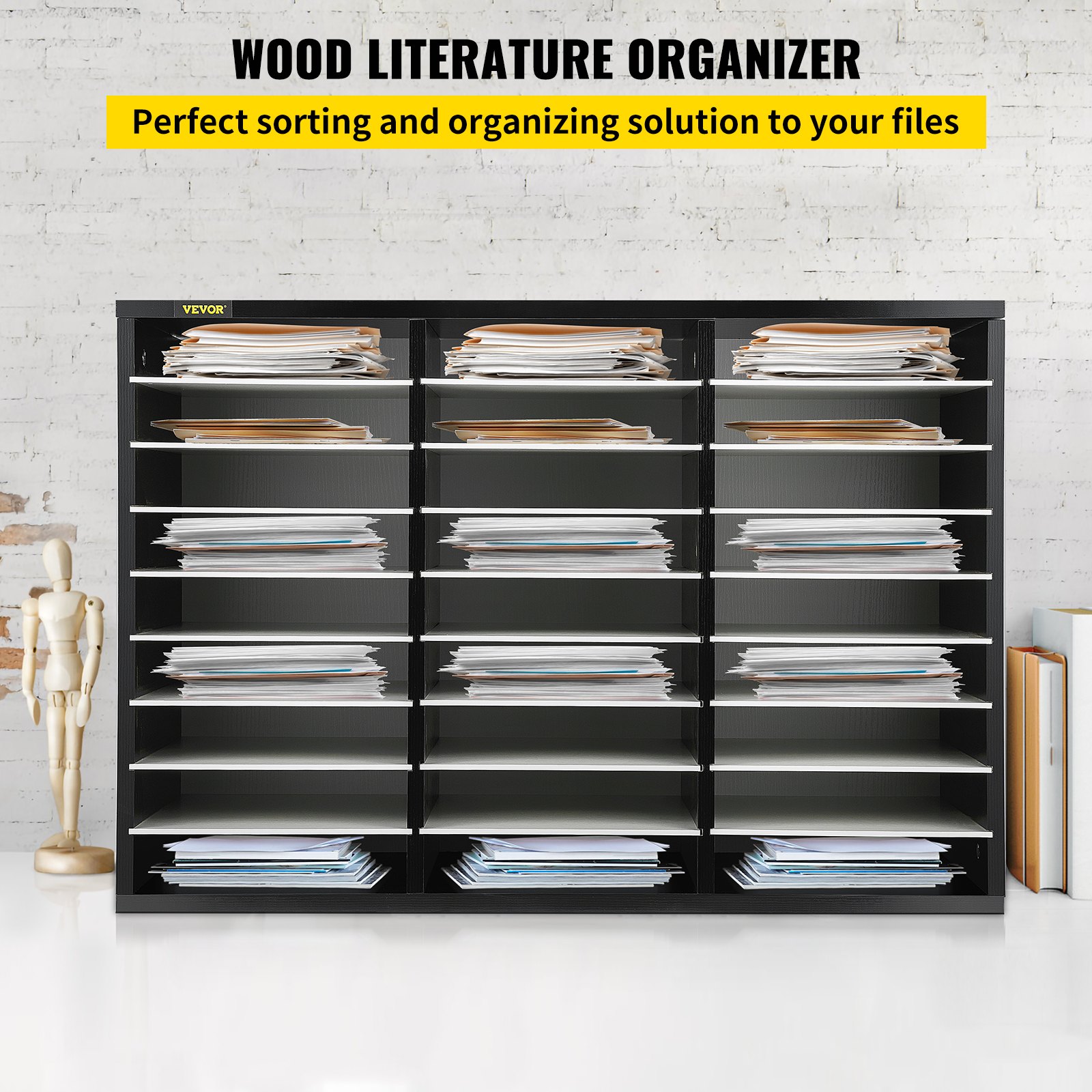 Organizador de literatura de madera VEVOR con múltiples estantes llenos de documentos, contra una pared de ladrillos blancos.
