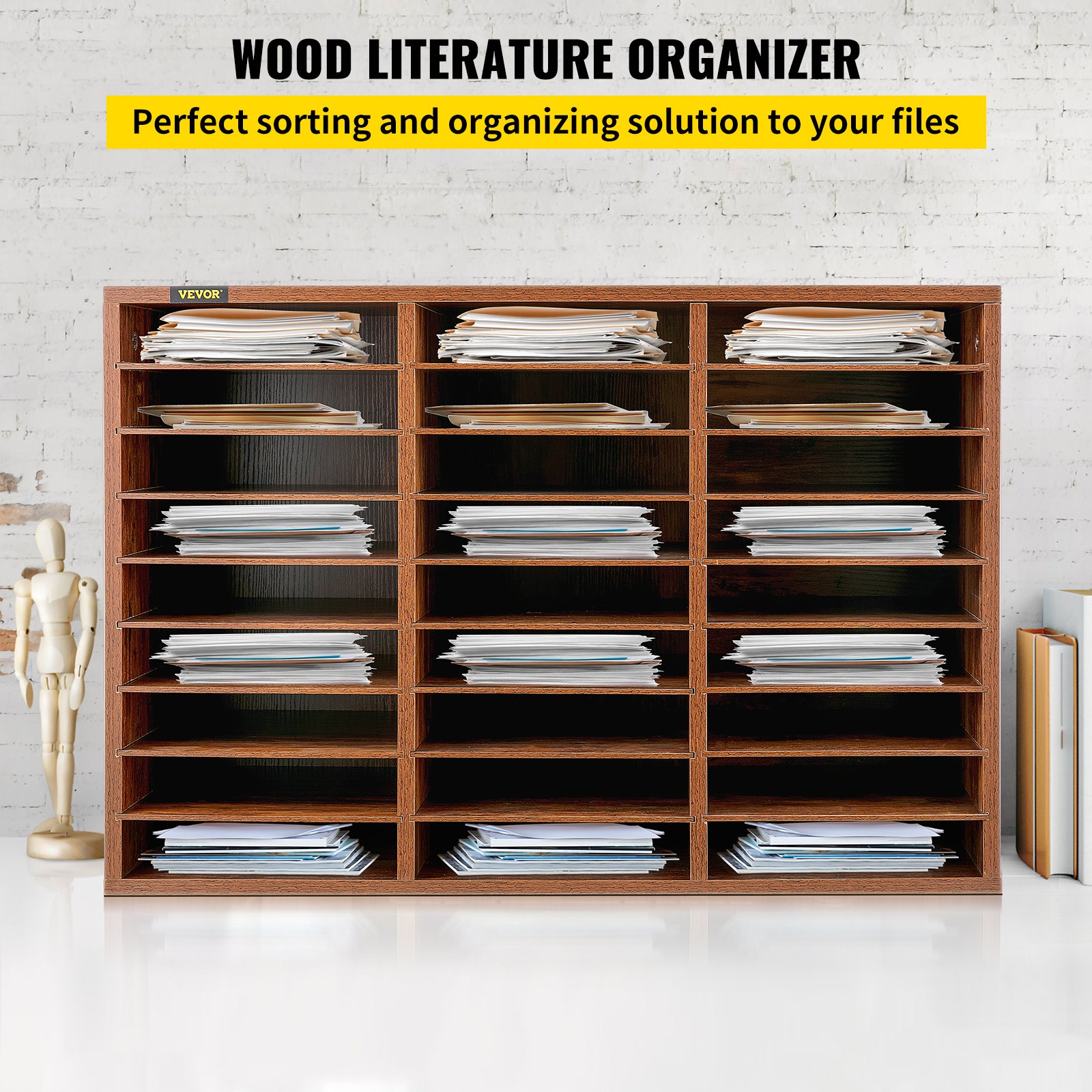 Organizador de literatura de madera VEVOR con múltiples estantes llenos de papeles y libros contra una pared de ladrillos blancos.