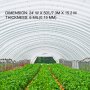 Película de invernadero VEVOR que cubre filas de exuberantes plantas verdes dentro de un gran invernadero arqueado.