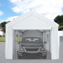 Marquesina para cochera VEVOR que protege un coche negro en una entrada, con una cubierta blanca y cerramientos laterales parciales.