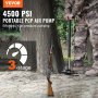 Bomba manual de alta presión VEVOR en uso, inflando un rifle de aire PCP en un entorno forestal.
