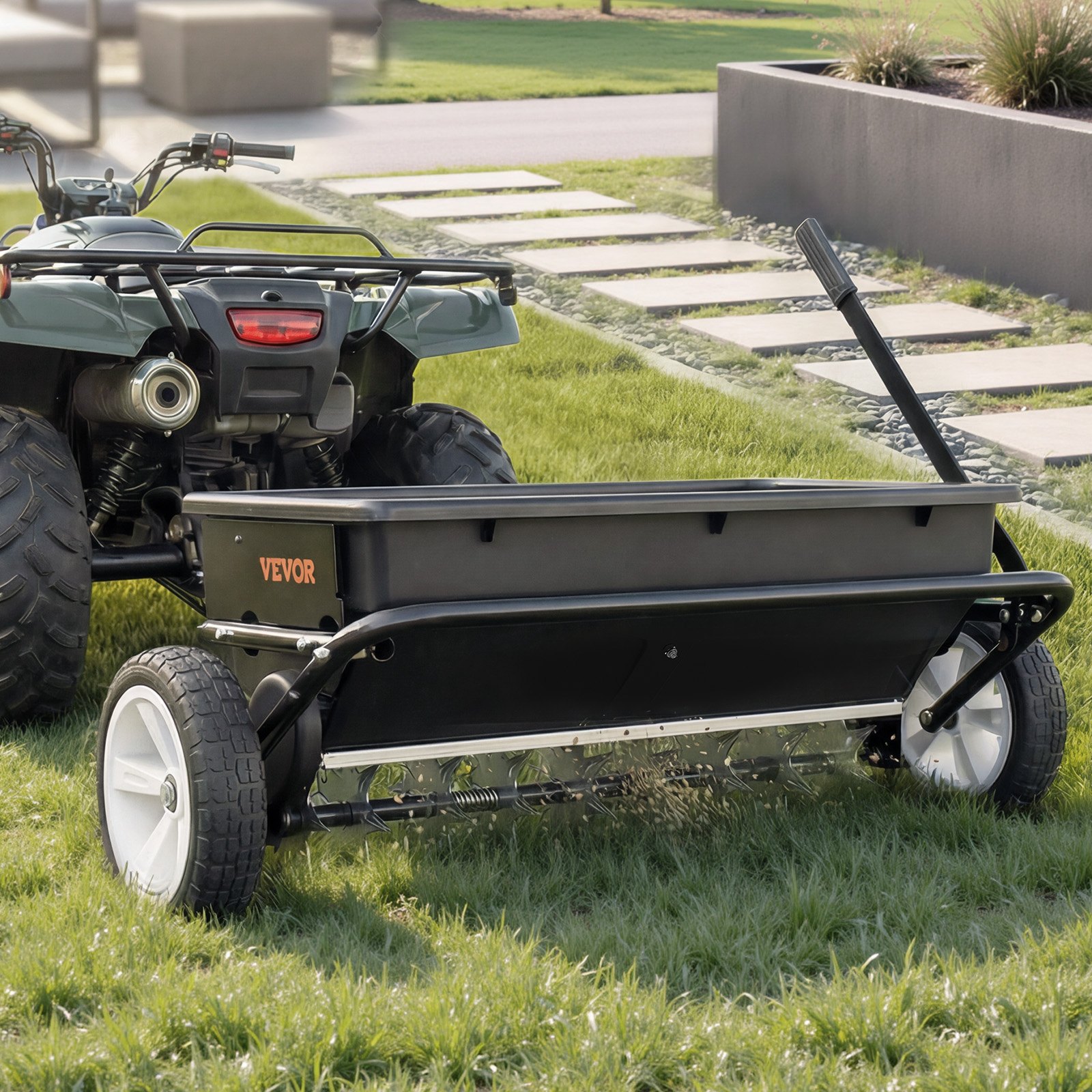VEVOR Aireador de Césped con Esparcidor, Ancho de Esparcimiento de 81 cm, Carro Esparcidor con Púas Escarificadoras, Capacidad de Carga 45 kg, Remolcable para Tractores ATVs UTVs, para Jardín Césped