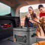 Bolsa térmica suave VEVOR en el maletero del coche con gente empacando equipo para una aventura al aire libre.