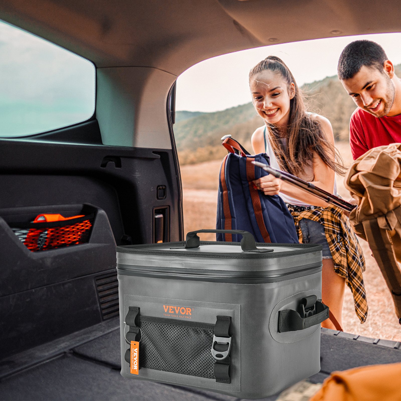 Bolsa térmica suave VEVOR en el maletero del coche con gente empacando equipo para una aventura al aire libre.