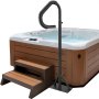 Pasamanos para bañera de hidromasaje VEVOR junto a una bañera de hidromasaje de madera con escalones y jacuzzi lleno de agua.
