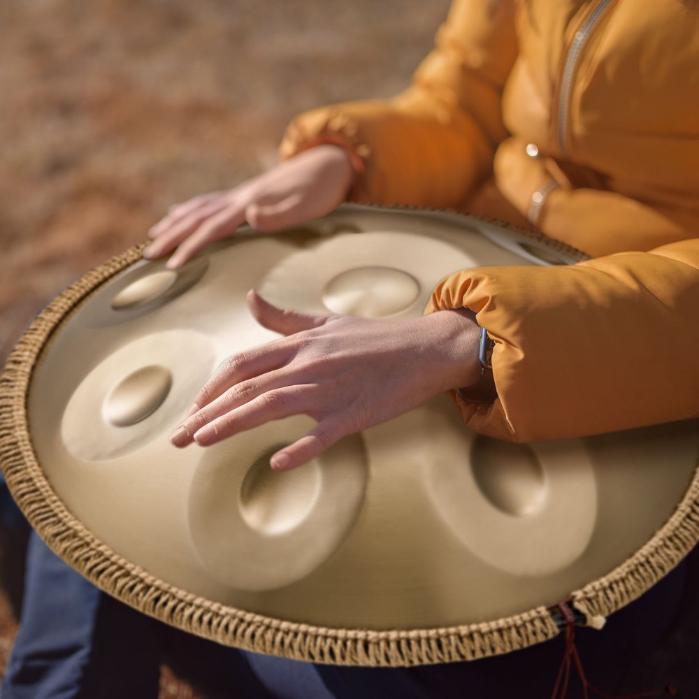 VEVOR Tambor de Mano 55 cm 9 Notas 432 Hz, Tambor Handpan en D Menor con Mazos, Instrumento de Percusión con Bolsa de Transporte para Yoga, Meditación, Educación Musical de Principiantes, Dorado