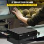 Cajón de caja registradora VEVOR en un mostrador de caja, mano interactuando con el sistema POS, productos frescos en el fondo.