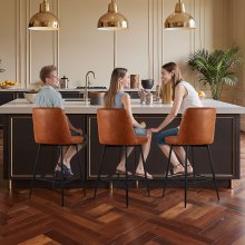 VEVOR Juego de 3 Taburetes de Bar, Silla de Cocina de Piel Sintética con Respaldo y Estructura de Metal, Fácil de Instalar, Carga 136,1 kg, para Cocina, Comedor, Bar, Marrón, 495 x 550 x 980 mm