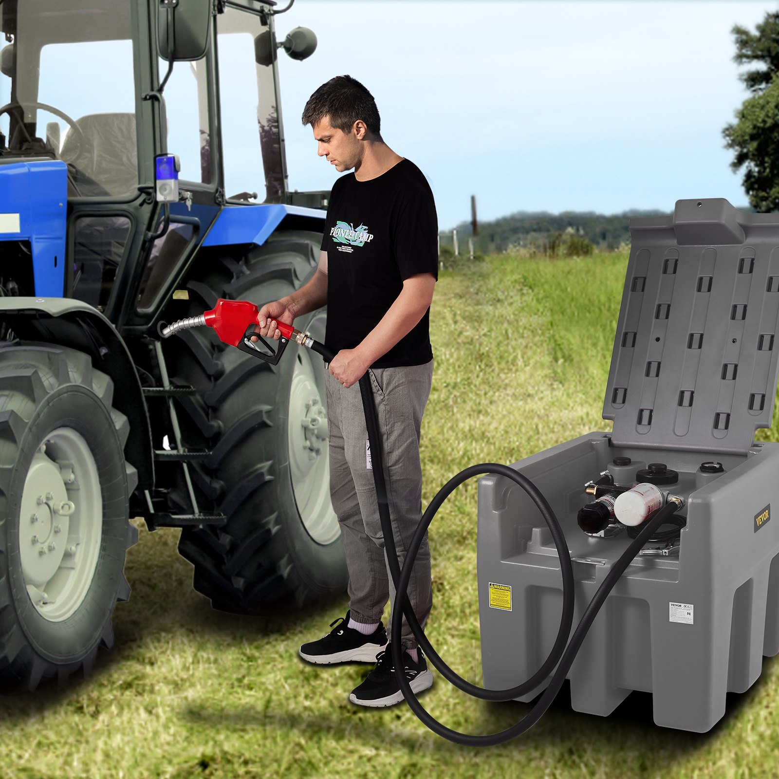 Hombre reabasteciendo un tractor utilizando un tanque diésel portátil VEVOR en un entorno rural.