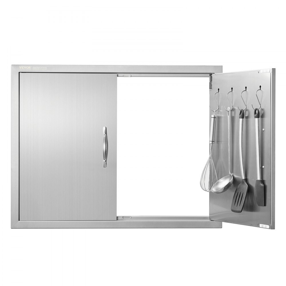 Puerta de acceso para barbacoa VEVOR de acero inoxidable con almacenamiento abierto que revela utensilios de cocina colgantes.