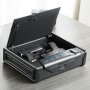 Caja fuerte biométrica VEVOR abierta sobre un escritorio, con capacidad para dos pistolas y teclado LED azul.