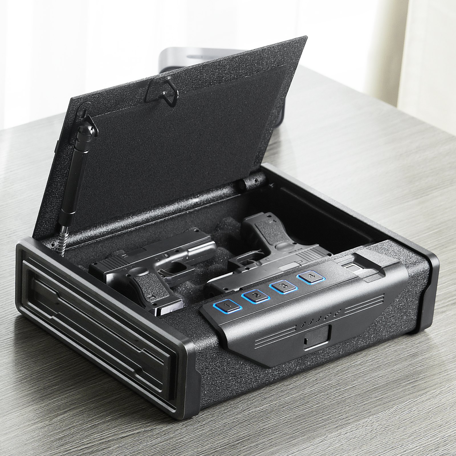 Caja fuerte biométrica VEVOR abierta sobre un escritorio, con capacidad para dos pistolas y teclado LED azul.