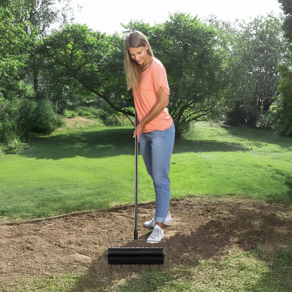 VEVOR Aireador de Césped Rodante Manual Resistente de 533,4 mm con Mango Desmontable y 33 Púas de Hierro, Herramienta de Aireación de Césped Rodante para Jardín, Suelos Compactados y Césped, Negro