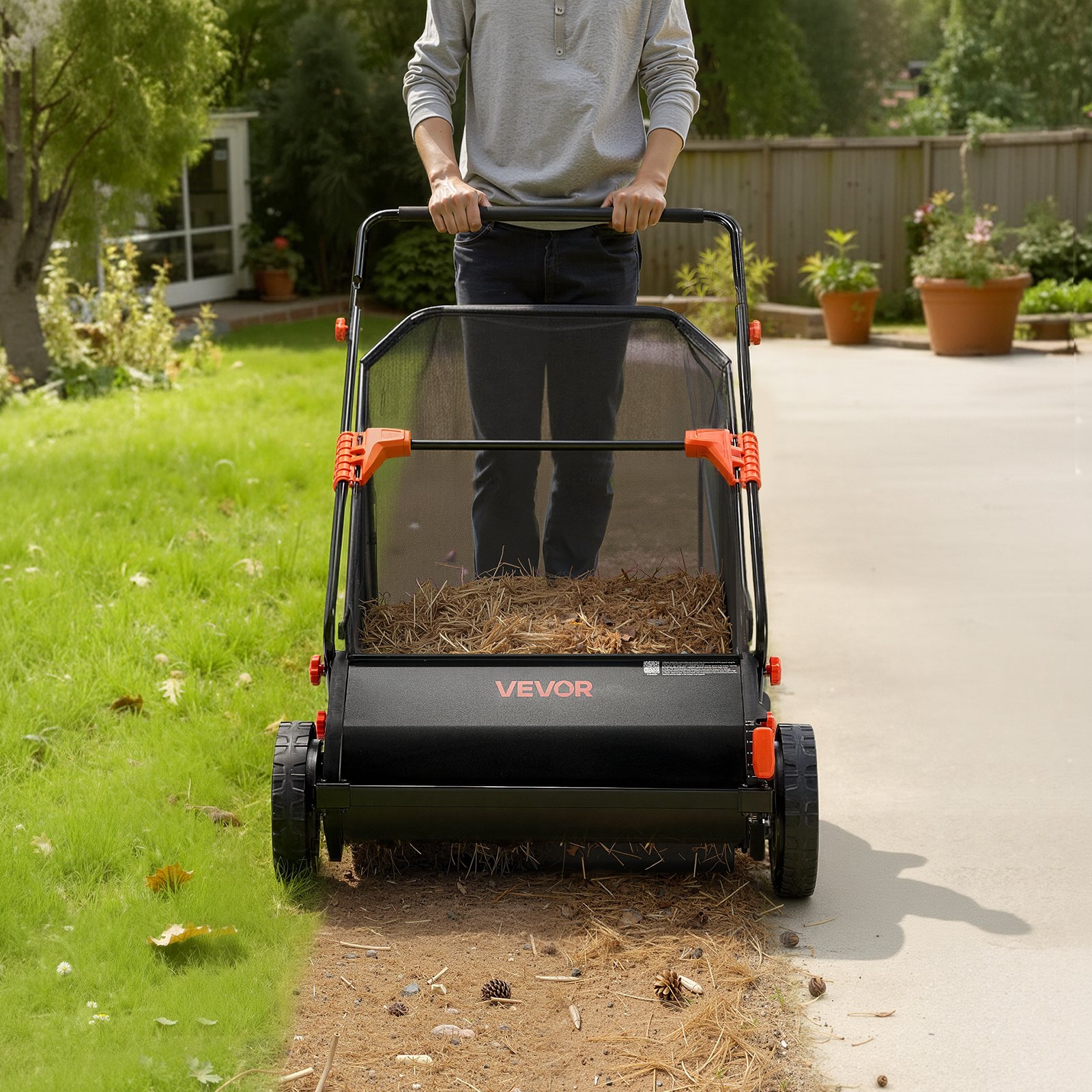 VEVOR Barredora Peinadora Césped Manual, Ancho de Trabajo de 66 cm, Cepillo para Césped, Saco de Recogida de 198 L, 10 Alturas Ajustables, para Limpiar Hojas Piñas Agujas de Pino en Jardín Acera Patio