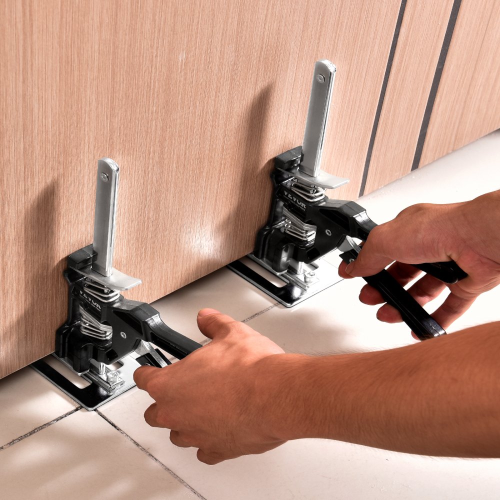 Gato de brazo que ahorra mano de obra VEVOR en uso para levantar un panel de madera para su instalación.