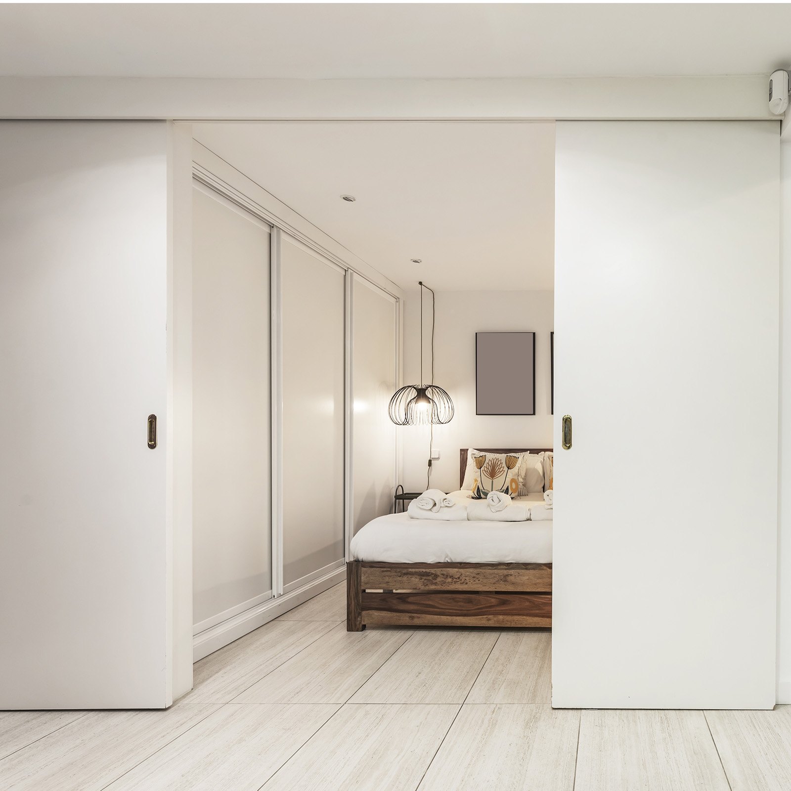 VEVOR Kit de Herrajes para Puertas Corredizas de 1828 mm de Aleación de Aluminio para Puertas Corredizas de Armario con Tiradores, para Sistema de 2 Puertas para Puertas de 35-45 mm de Grosor