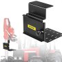Soporte para motosierra VEVOR montado en un tractor rojo con un soporte para motosierra adjunto.