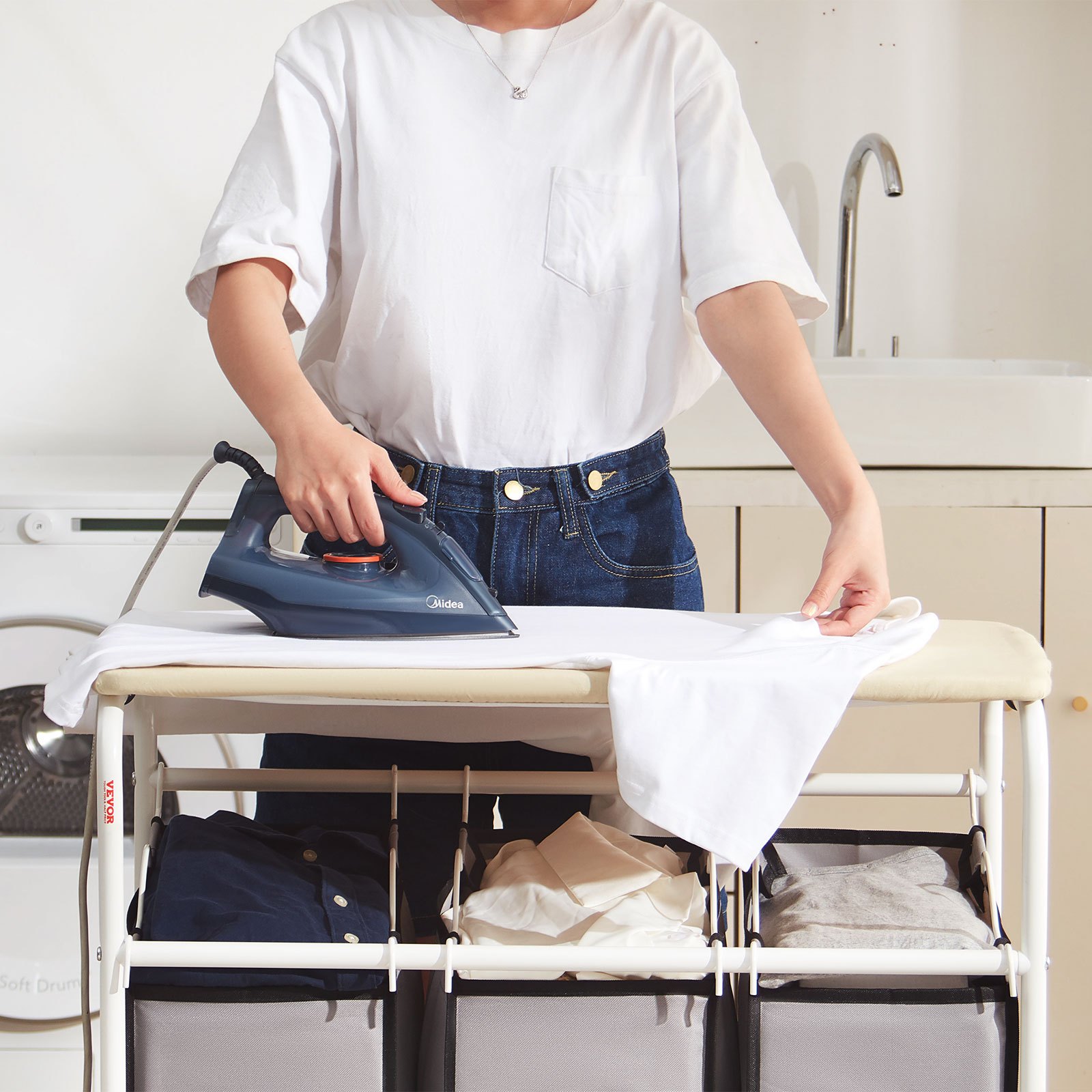 VEVOR Carro Clasificador de Ropa de 3 Secciones con Tabla de Planchar Cesto de Ropa Sucia con Ruedas Resistentes Bloqueables y 3 Bolsas Extraíbles Cesto de Ropa Sucia Rodante Clasificador para Ropa