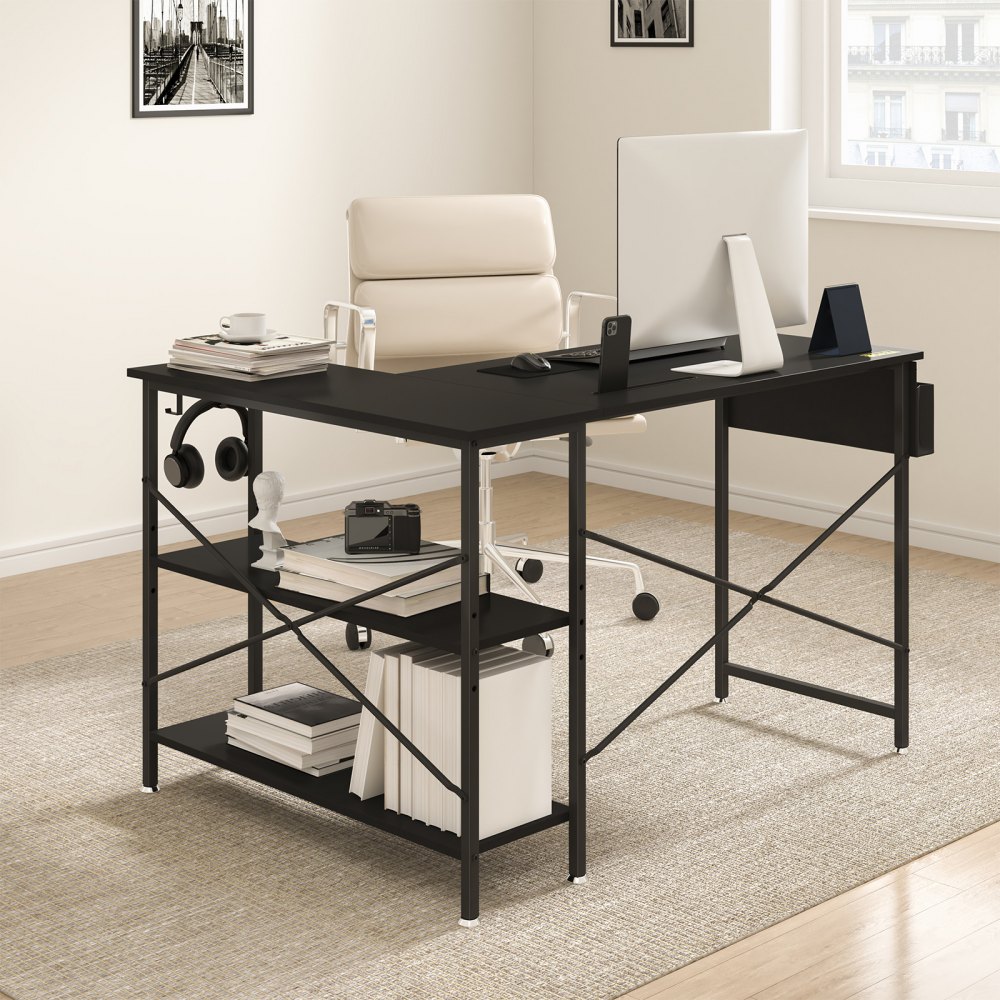 Configuración de oficina en casa moderna con escritorio de computadora en forma de L VEVOR, estantes negros, silla blanca y monitor de escritorio.