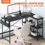 Escritorio de computadora en forma de L VEVOR en una moderna configuración de oficina en casa con silla blanca, monitor y estantes.